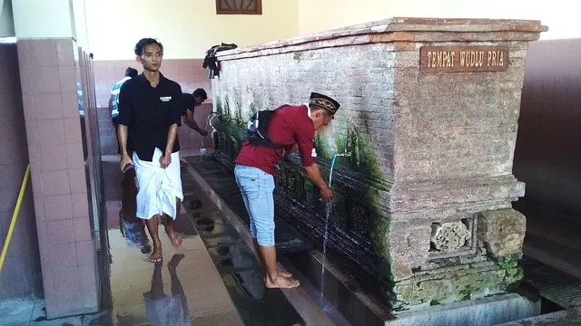 Gotong royong pembersihan tempat wudhu (foto ilustrasi: SATELITBM, CC BY-SA 4.0, Wikimedia Commons)