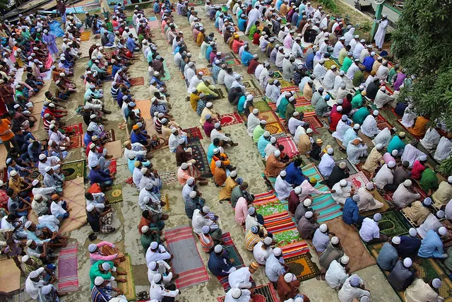 Shalat Idul Adha 1447 H (foto ilustrasi: Jubersahel, CC BY-SA 4.0, Wikimedia Commons)