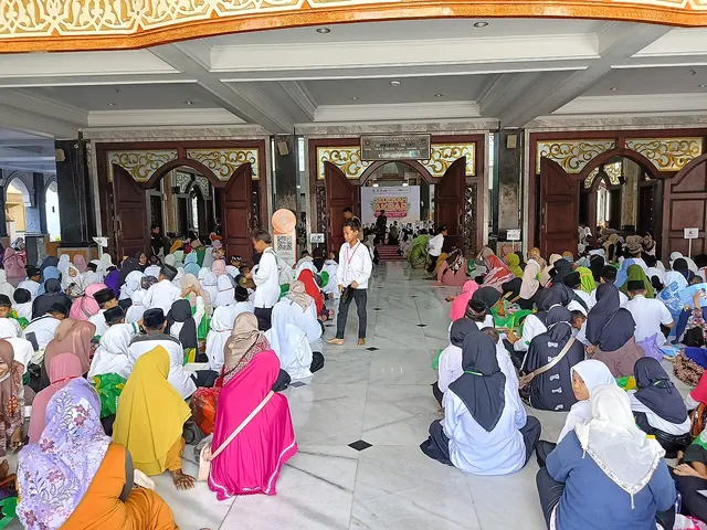 Santunan anak yatim (foto ilustrasi: Indonesiagood, CC BY 4.0, Wikimedia Commons)