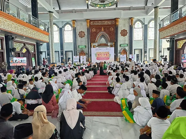 Santunan anak yatim (foto ilustrasi: Indonesiagood, CC BY 4.0, Wikimedia Commons)