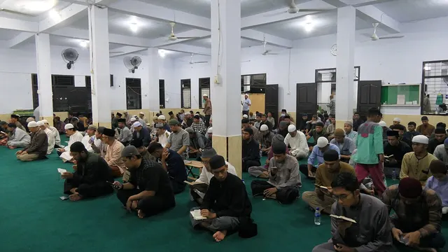 Tadarus Yasin malam Jumat (foto ilustrasi: Muhamad Izzul Fiqih, CC BY-SA 4.0, Wikimedia Commons)