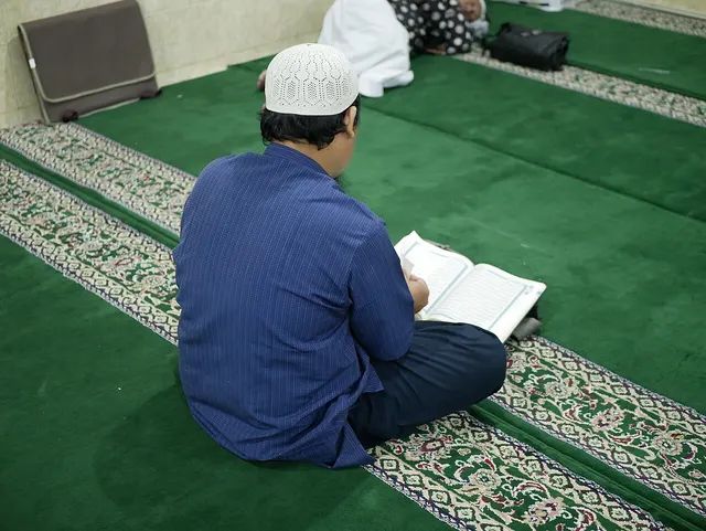 Kelas tahsin dewasa (foto ilustrasi: Muhamad Izzul Fiqih, CC BY-SA 4.0, Wikimedia Commons)