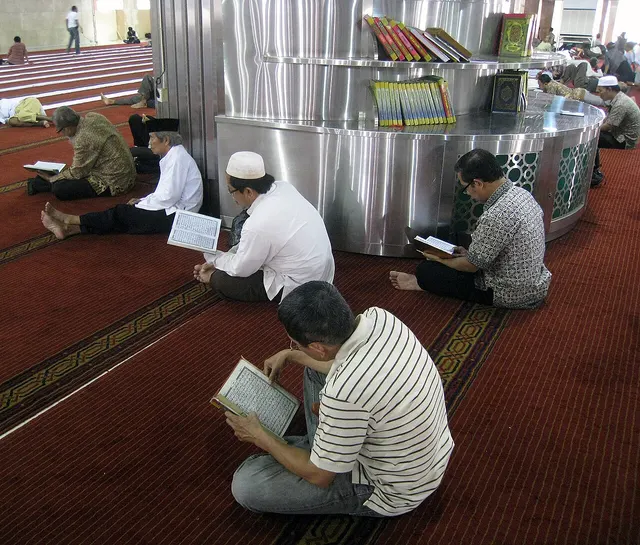 Kelas tahsin dewasa (foto ilustrasi: Gunawan Kartapranata, CC BY-SA 3.0, Wikimedia Commons)