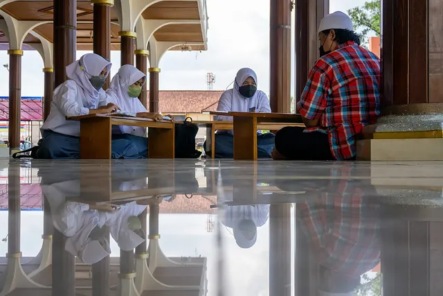 Kelas tahsin dewasa (foto ilustrasi: Galeri ega, CC BY-SA 4.0, Wikimedia Commons)
