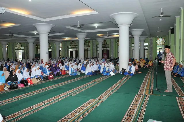 Kajian Fiqih Kitab Fathul Qorib (foto ilustrasi: Goverment of West Sumatra Province, Public domain, Wikimedia Commons)